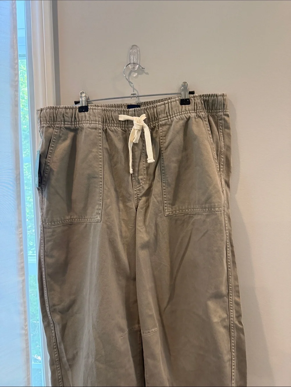 GAP woman’s barrel Elastic Waist Khaki/Tan Chinos
